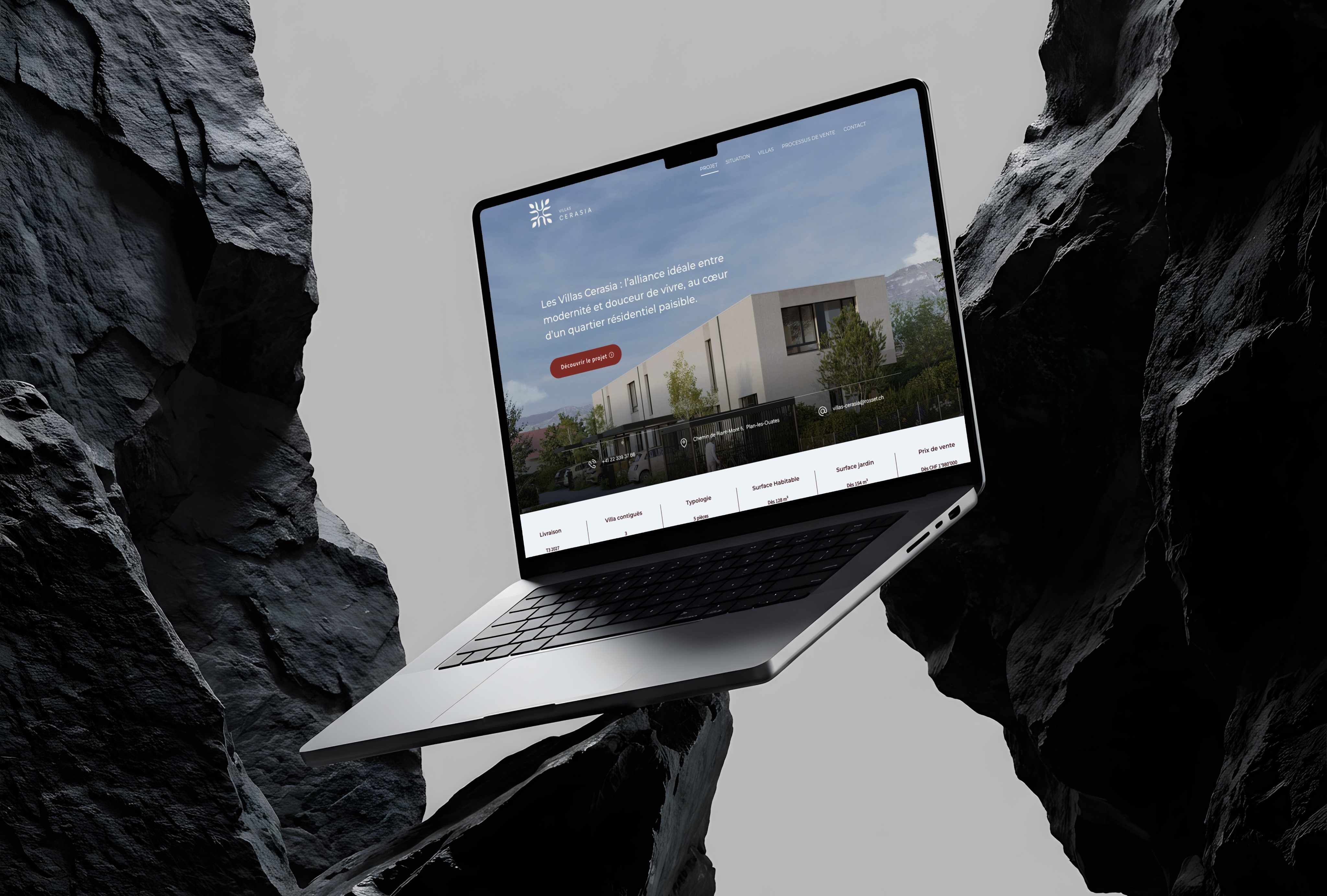 La page d’accueil du site des Villas Cerasia sur un ordinateur portable, encadré par deux rochers